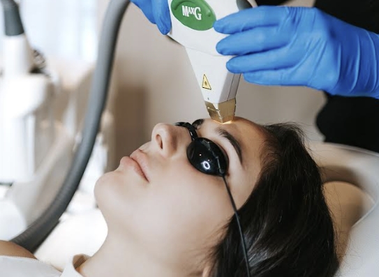Aesthetic practitioner administering Botox injections to a patient’s forehead, illustrating the procedure discussed in the ultimate guide to Botox treatments.