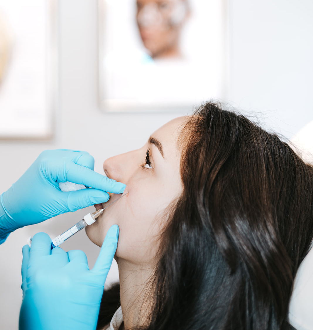 Sculptra Aesthetic practitioner administering Botox injections to a patient’s forehead, illustrating the procedure discussed in the ultimate guide to Botox treatments.
